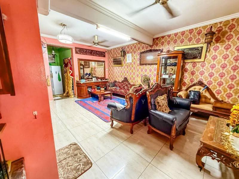 Rumah Teres 2-Tingkat untuk Dijual di Desa Latania (Shah Alam) - Mohd Adryzam - Living Room - PropertyGuru.com.my