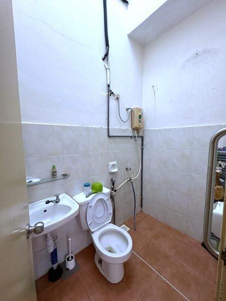 Rumah Teres 1-Tingkat untuk Dijual di Taman Pelangi Indah (Ulu Tiram) - Karl Lim - Bathroom - PropertyGuru.com.my