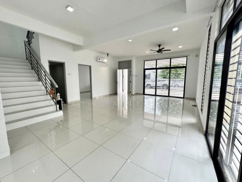 Rumah Berkembar untuk Dijual di Bandar Tasik Kesuma (Beranang) - Shafiq Amerudin - Living Room - PropertyGuru.com.my