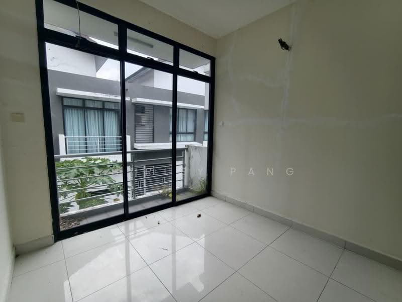 Rumah Berkembar untuk Dijual di Taman Bayu Puteri (Johor Bahru) - Shirley Pang - Balcony - PropertyGuru.com.my