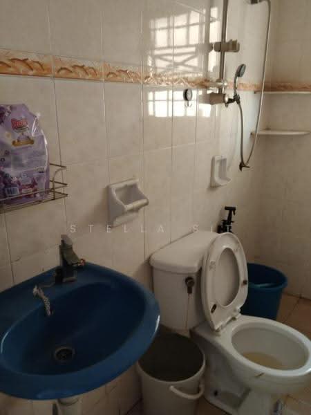 Pangsapuri untuk Dijual di Vista Indah Putra - Stella Sit - Bathroom - PropertyGuru.com.my