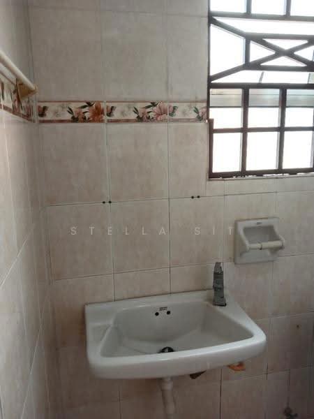 Pangsapuri untuk Dijual di Vista Indah Putra - Stella Sit - Bathroom - PropertyGuru.com.my