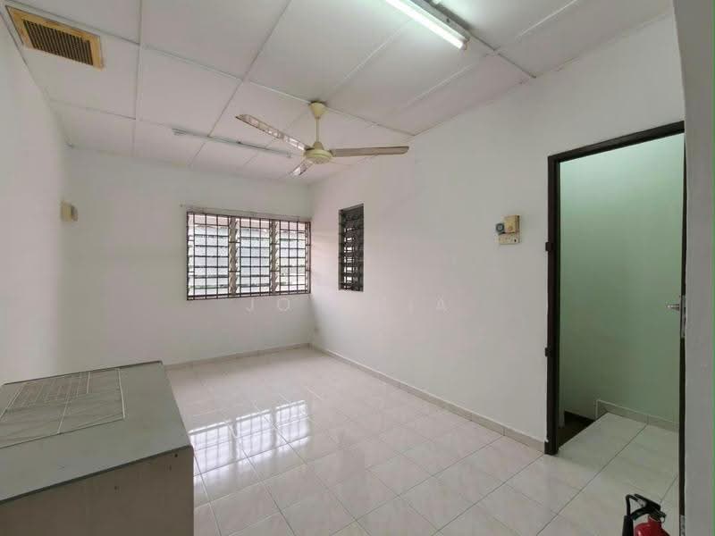 Rumah Teres untuk Dijual di Taman Damai Jaya (Skudai) - Jo Chia - Living Room - PropertyGuru.com.my