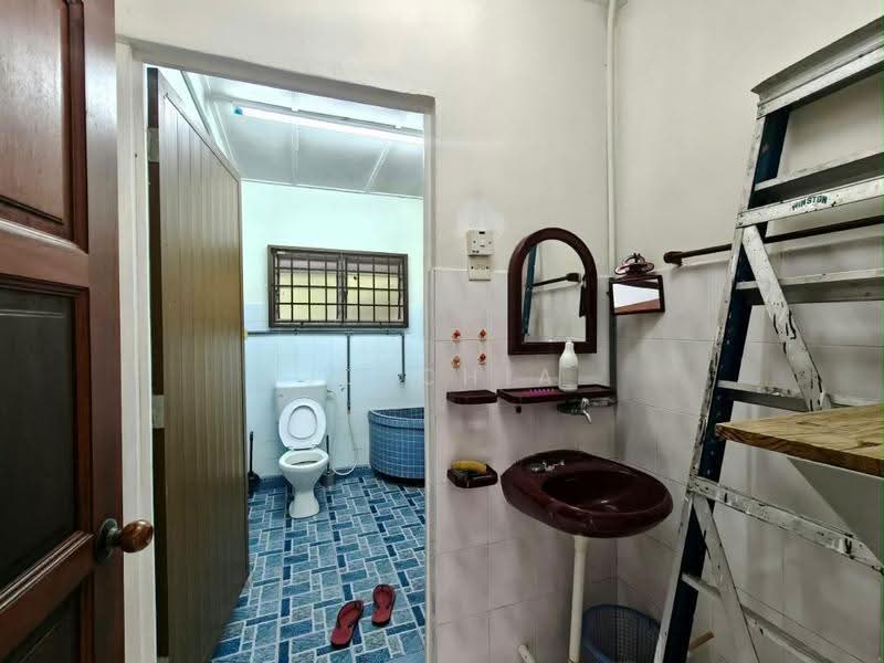 Rumah Teres untuk Dijual di Taman Damai Jaya (Skudai) - Jo Chia - Bathroom - PropertyGuru.com.my