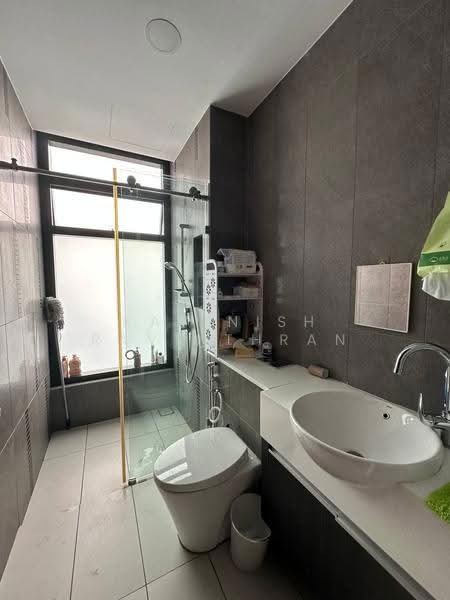 Kediaman Servis untuk Dijual di Setia Sky 88 - Ravinish Ravinthran - Bathroom - PropertyGuru.com.my