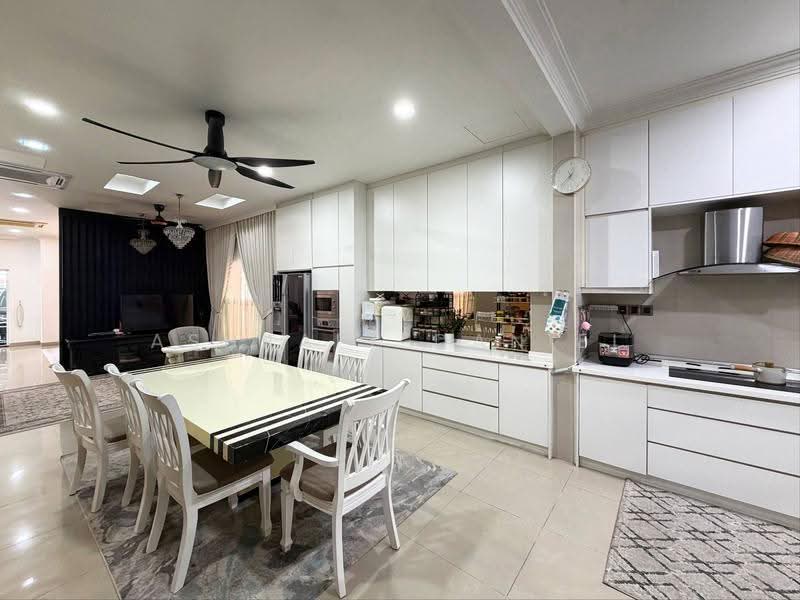 Bungalow House for Sale in Bandar Putra Permai (Seri Kembangan) - Ashraff Daniel - Dining Room - PropertyGuru.com.my