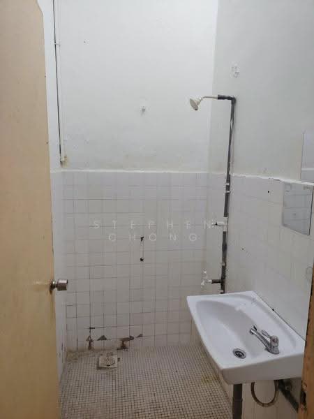1-storey Terraced House for Sale in Taman Johor Jaya (Johor Bahru) - Stephen Chong - Bathroom - PropertyGuru.com.my