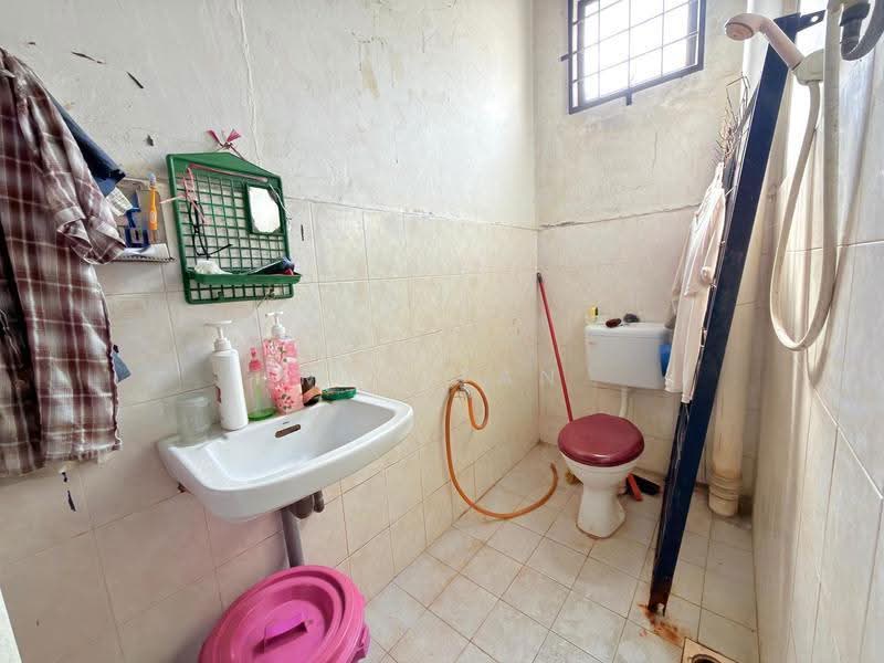 Kedai untuk Dijual di Taman Sri Kluang (Kluang) - May Tan - Bathroom - PropertyGuru.com.my