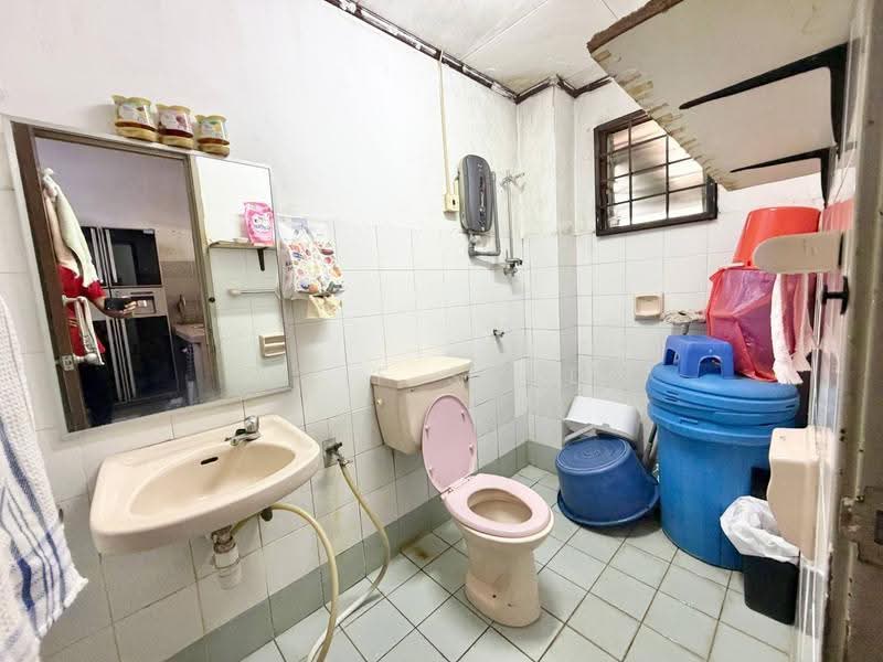 2-storey Terraced House for Sale in Usj 17 (Subang Jaya) - Alif Saad - Bathroom - PropertyGuru.com.my