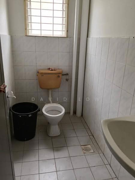 Kedai / Pejabat untuk Dijual di Sungai Buloh (Selangor) - David Low - Bathroom - PropertyGuru.com.my