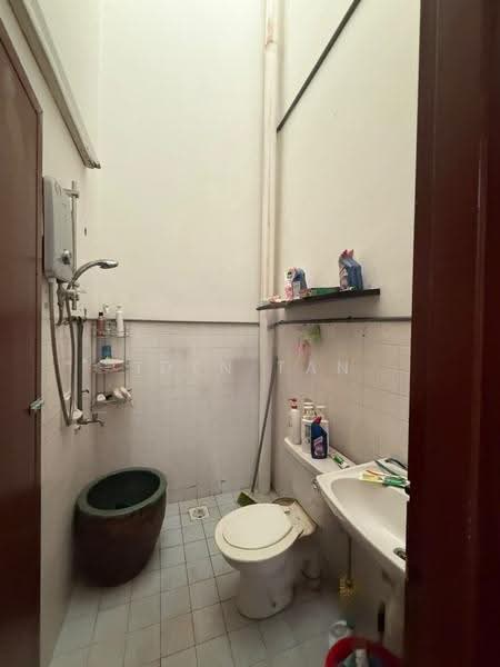 1-storey Terraced House for Sale in Taman Perling (Perling) - Iden Tan - Bathroom - PropertyGuru.com.my