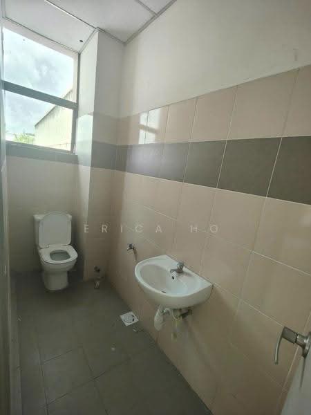 Kilang untuk Disewa di Taman Desa Cemerlang (Ulu Tiram) - Erica Ho - Bathroom - PropertyGuru.com.my