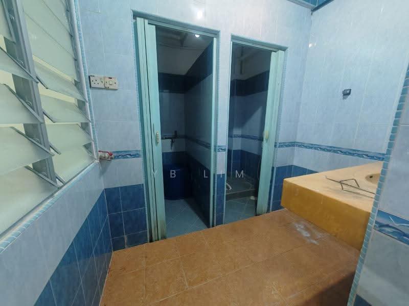 Flat for Sale at Taman Duyong Indah - YB Lim - Bathroom - PropertyGuru.com.my