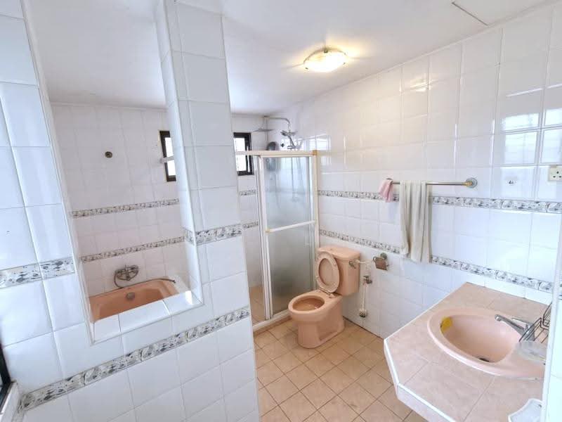 Rumah Berkembar untuk Dijual di Taman Megah Ria (Masai) - Karl Lim - Bathroom - PropertyGuru.com.my