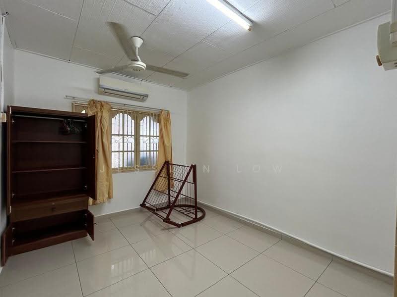 1-storey Terraced House for Rent in Taman Seri Krubong (Krubong) - Jesslyn Low - Bedroom - PropertyGuru.com.my