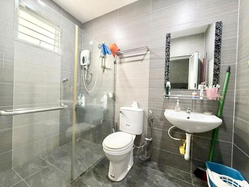 3-storey Terraced House for Sale in Taman Suria (Johor Bahru) - Glenn Woo - Bathroom - PropertyGuru.com.my