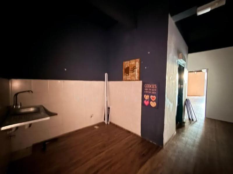 Pejabat untuk Disewa di Bandar Putra Permai (Seri Kembangan) - Jeff Beh - Kitchen - PropertyGuru.com.my
