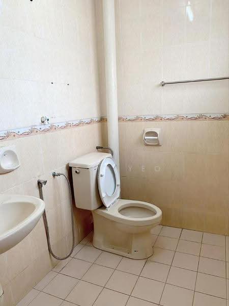 Pangsapuri untuk Dijual di Gladden Court - Kent Yeo - Bathroom - PropertyGuru.com.my