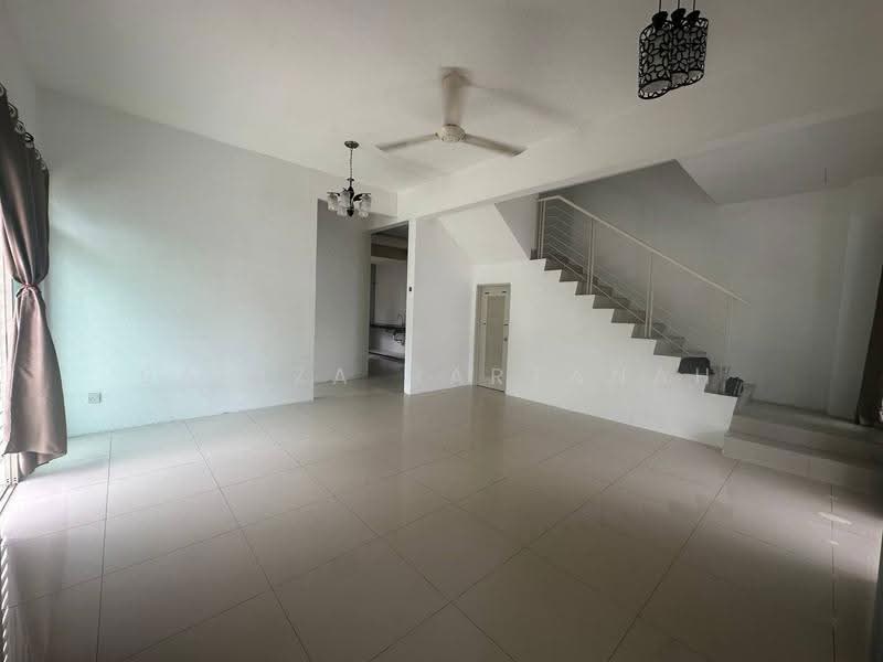 Rumah Berkembar untuk Disewa di Bandar Saujana Putra (Tanjong Duabelas) - Sariza Hartanah - Living Room - PropertyGuru.com.my