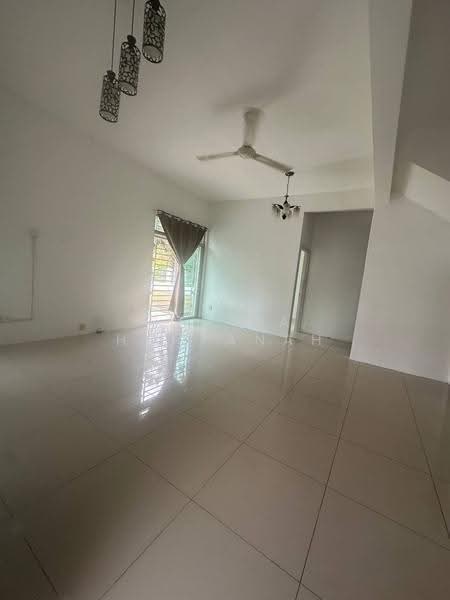Rumah Berkembar untuk Disewa di Bandar Saujana Putra (Tanjong Duabelas) - Sariza Hartanah - Living Room - PropertyGuru.com.my