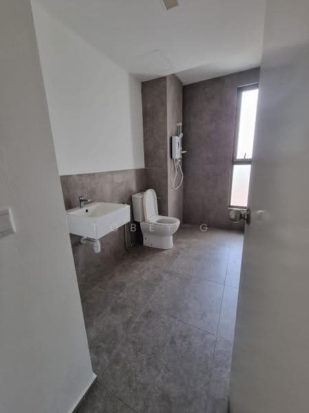 Kediaman Servis untuk Dijual di Suite Enesta - Tobey G - Bathroom - PropertyGuru.com.my