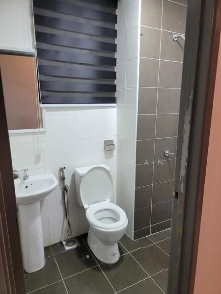 Kondominium untuk Disewa di Dwiputra Residences - Leon Kwan - Bathroom - PropertyGuru.com.my