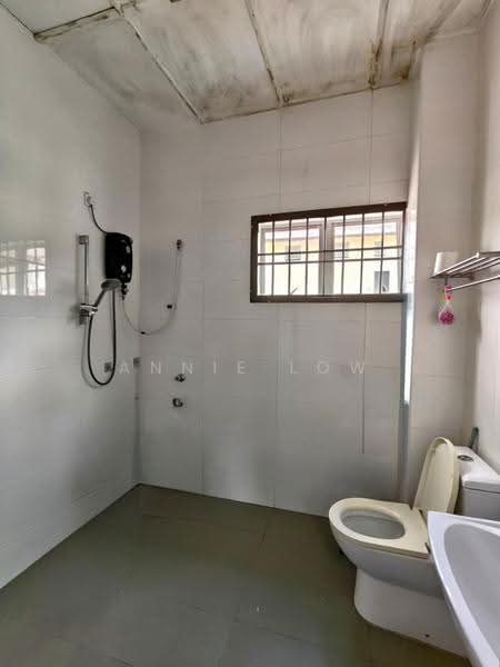 2-storey Terraced House for Sale in Taman Impian Emas (Skudai) - Annie Low - Bathroom - PropertyGuru.com.my