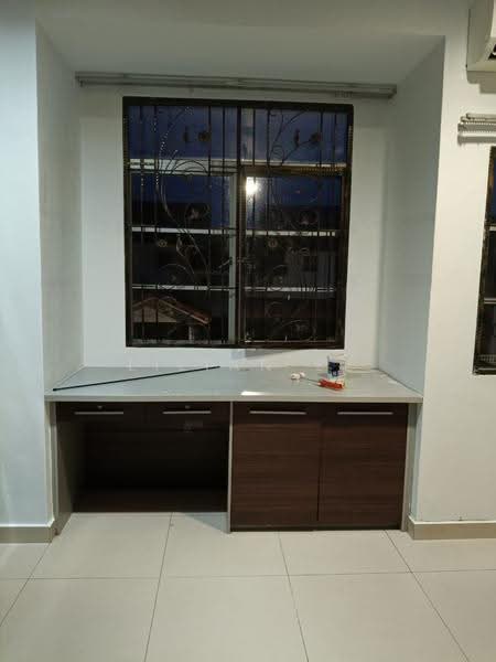 2-storey Terraced House for Rent in Putra Heights (Subang Jaya) - Lilian Ee - Master Room Study Table - PropertyGuru.com.my