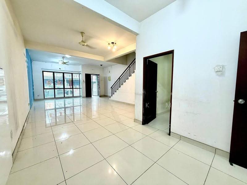 Rumah Teres untuk Dijual di Bandar Puteri Klang (Klang) - Nazrin Hakimin - Living Room - PropertyGuru.com.my