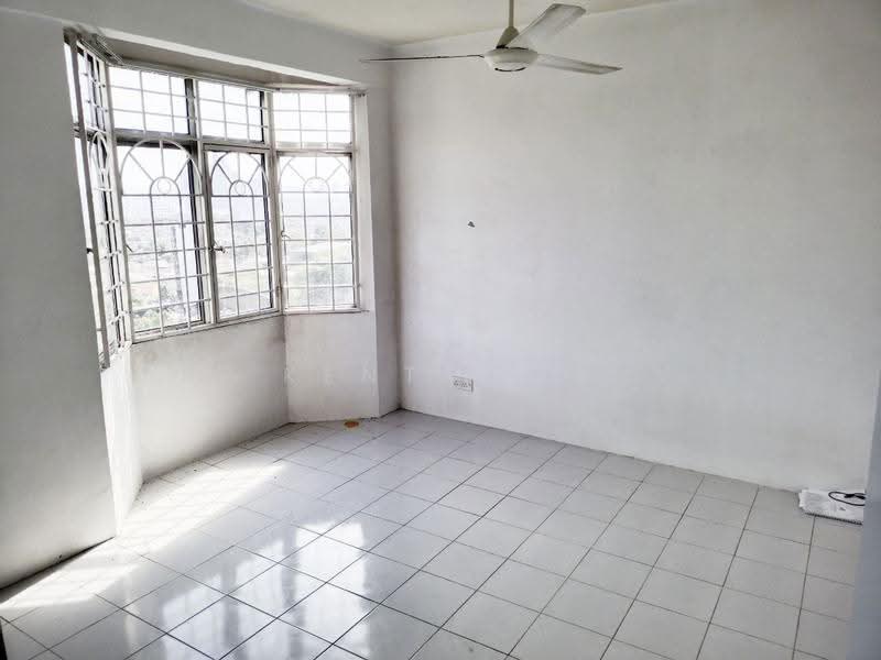 Pangsapuri untuk Dijual di Pangsapuri Mawar Sari - Kent Yeo - Living Room - PropertyGuru.com.my