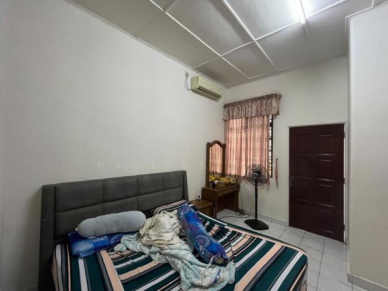 1-storey Terraced House for Sale in Taman Molek (Johor Bahru) - Pauline Goh - Bedroom - PropertyGuru.com.my
