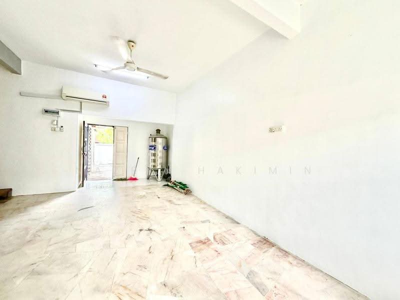 Rumah Teres untuk Dijual di Taman TTDI Jaya (Shah Alam) - Nazrin Hakimin - Living Room - PropertyGuru.com.my
