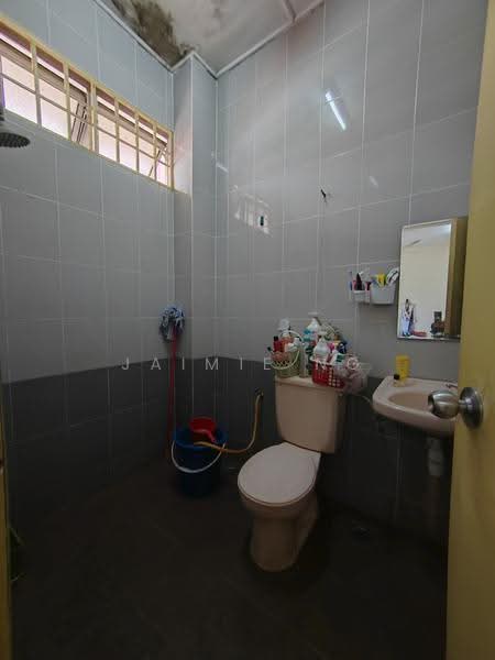 Rumah Teres 2-Tingkat untuk Dijual di Taman TTDI Jaya (Shah Alam) - Jaimie Ng - Bathroom - PropertyGuru.com.my