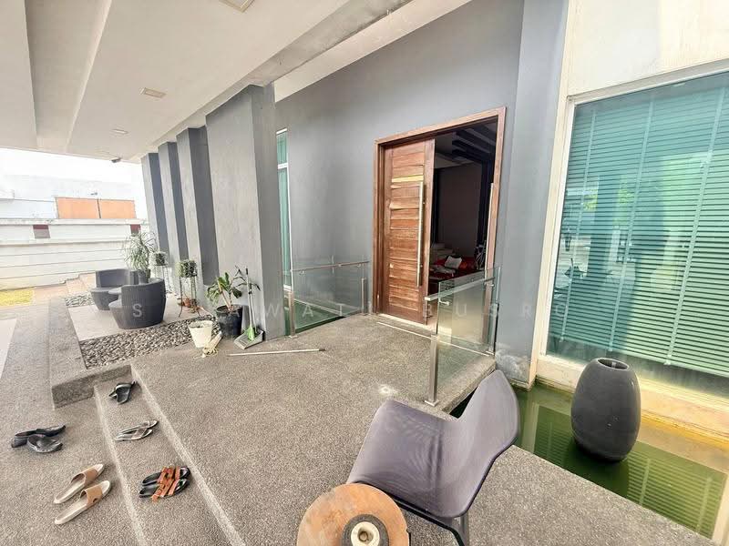 Rumah Banglo untuk Dijual di Seksyen 7 (Shah Alam) - Salawati Busro - Entrance - PropertyGuru.com.my