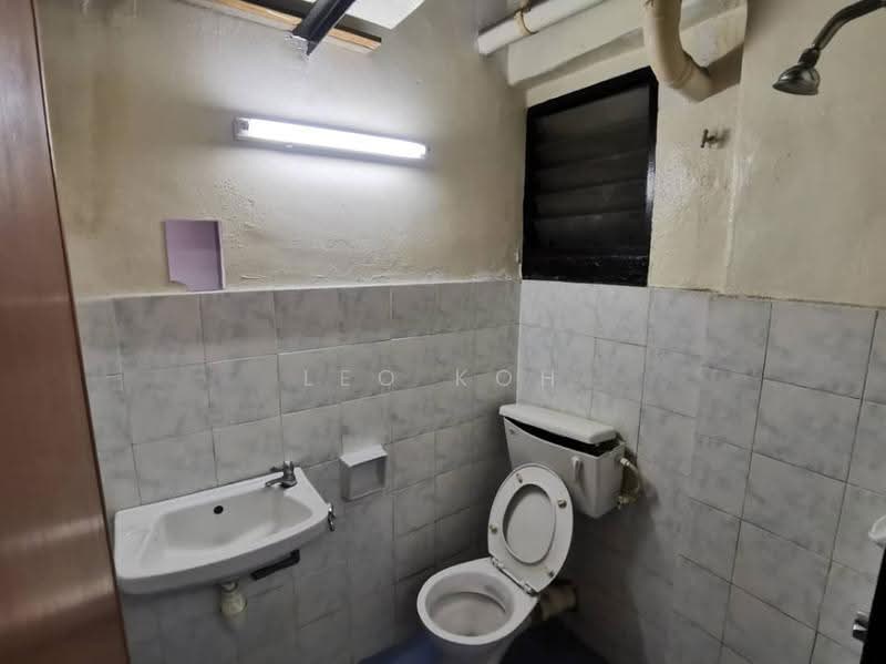 Pangsapuri untuk Disewa di Pangsapuri Vista Serdang - Leo Koh - Bathroom - PropertyGuru.com.my
