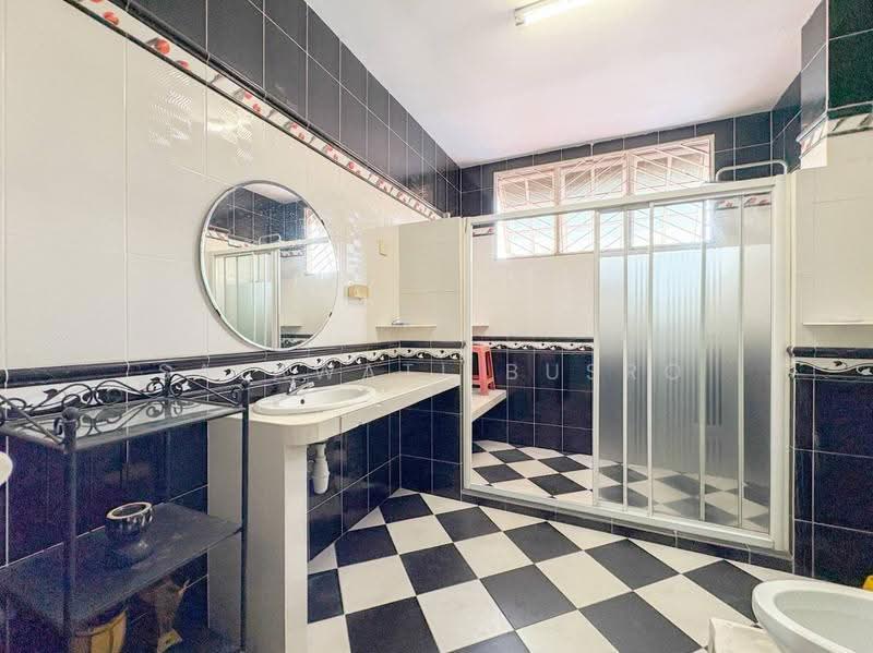 Rumah Berkembar untuk Dijual di Seksyen 7 (Shah Alam) - Salawati Busro - Bathroom - PropertyGuru.com.my