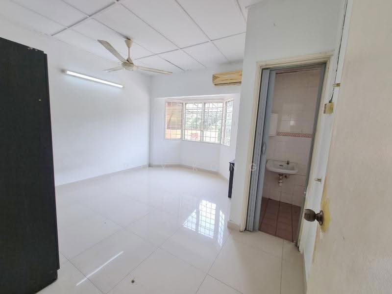 2-storey Terraced House for Sale in TAMAN PUCHONG UTAMA (Puchong) - Roy Kong - Living Room - PropertyGuru.com.my