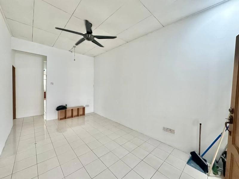 1-storey Terraced House for Sale in Bandar Saujana Putra (Tanjong Duabelas) - Fikri Yasmin - Living Room - PropertyGuru.com.my