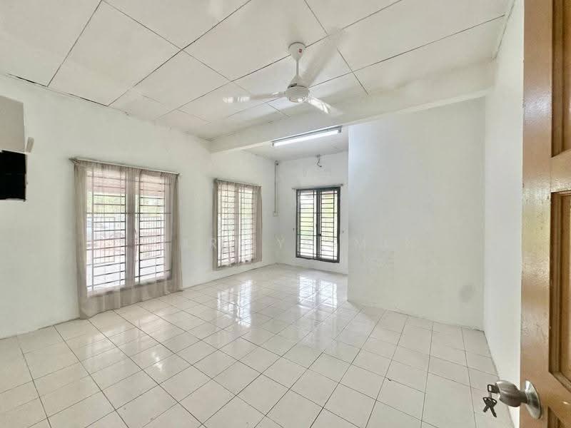1-storey Terraced House for Sale in Bandar Saujana Putra (Tanjong Duabelas) - Fikri Yasmin - Living Room - PropertyGuru.com.my