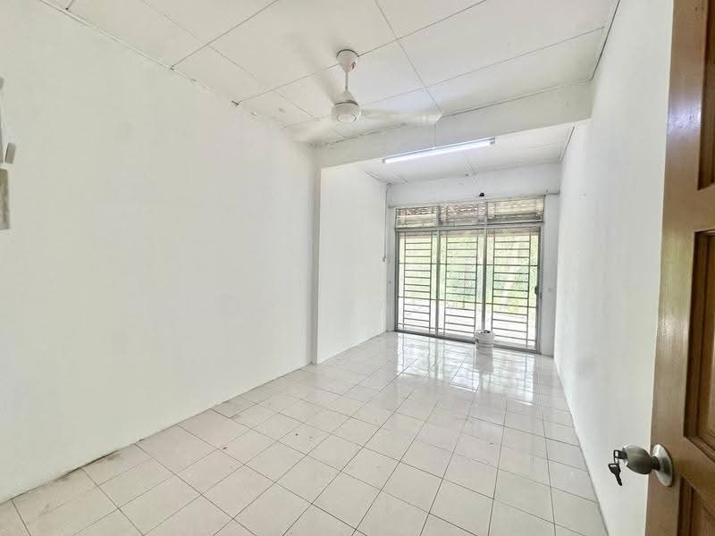 1-storey Terraced House for Sale in Bandar Saujana Putra (Tanjong Duabelas) - Fikri Yasmin - Living Room - PropertyGuru.com.my