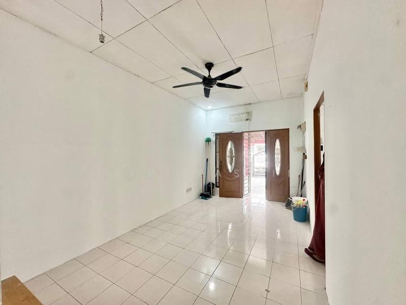 1-storey Terraced House for Sale in Bandar Saujana Putra (Tanjong Duabelas) - Fikri Yasmin - Living Room - PropertyGuru.com.my