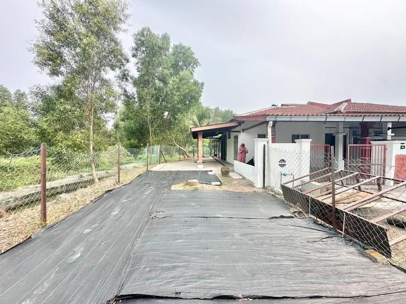 1-storey Terraced House for Sale in Bandar Saujana Putra (Tanjong Duabelas) - Fikri Yasmin - Exterior - PropertyGuru.com.my