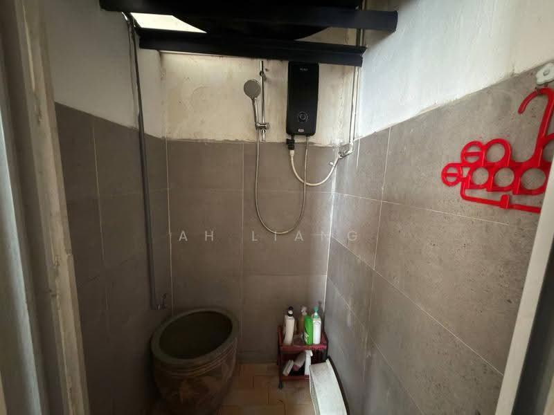 Rumah Teres 2-Tingkat untuk Dijual di Taman Timur (Kulai) - Ah Liang - Bathroom - PropertyGuru.com.my