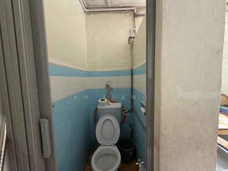 Rumah Teres 2-Tingkat untuk Dijual di Taman Timur (Kulai) - Ah Liang - Bathroom - PropertyGuru.com.my