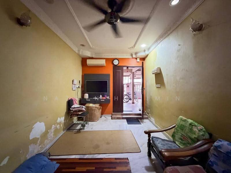 Rumah Teres 1-Tingkat untuk Dijual di Taman Bayu Perdana (Klang) - Nazrin Hakimin - Living Room - PropertyGuru.com.my