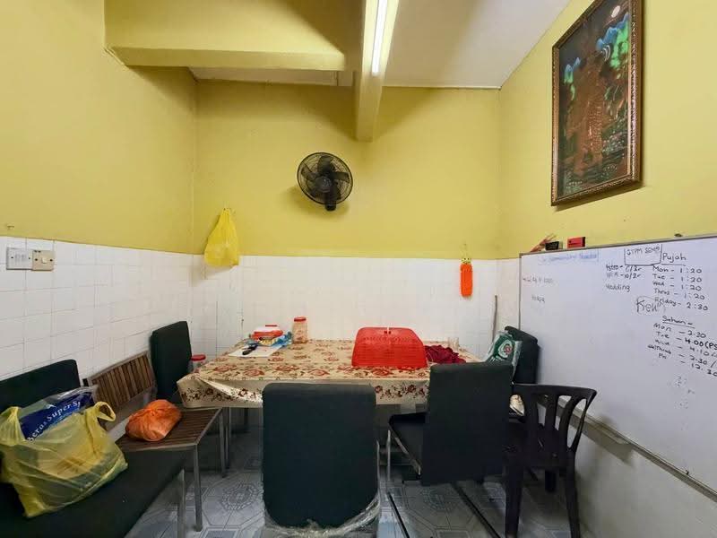 Rumah Teres 1-Tingkat untuk Dijual di Taman Bayu Perdana (Klang) - Nazrin Hakimin - Dining Room - PropertyGuru.com.my