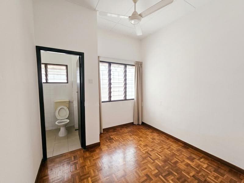 Rumah Teres 2-Tingkat untuk Disewa di Usj 13 (Subang Jaya) - Shahshi T - Bathroom - PropertyGuru.com.my