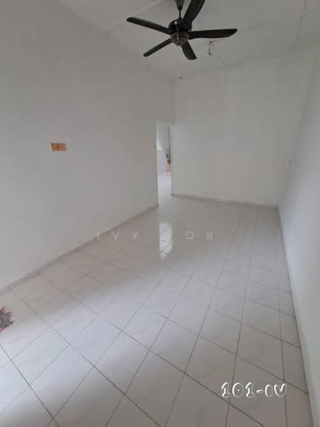 Rumah Teres 1-Tingkat untuk Dijual di Taman Petaling Indah (Klang) - Ivy Por - Living Room - PropertyGuru.com.my