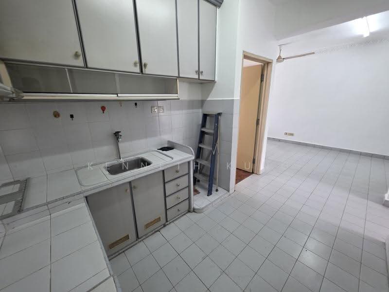 Pangsapuri untuk Dijual di Desa Permata Sapphire Block 15 - Kenneth Kung - Kitchen - PropertyGuru.com.my
