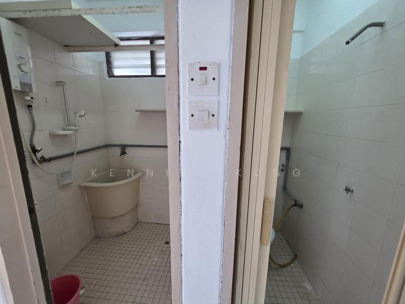 Pangsapuri untuk Dijual di Desa Permata Sapphire Block 15 - Kenneth Kung - Bathroom - PropertyGuru.com.my